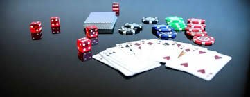 ss99 Poker နှင့် Blackjack ကတ်ဂိမ်းများ ကစားနေသောမြင်ကွင်း